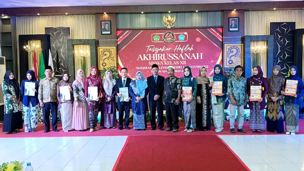 SELAMAT: Para siswa/siswi MAN 1 Banyuwangi berprestasi menerima apresiasi dalam Tasyakur Haflah Akhirussanah ke-44 di aula madrasah, Rabu (6/5). Ada 384 siswa kelas XII resmi dilepas setelah dinyatakan lulus. (Toha/Radar Banyuwangi)