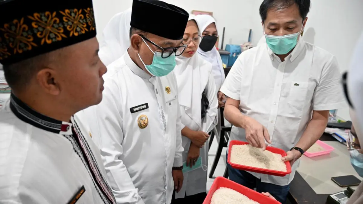 BAHAN MAKANAN POKOK: Wabup Mujiono meninjau ketersediaan beras di salah satu pabrik penggilangan padi di Kecamatan Kabat beberapa waktu lalu. Beras menjadi salah satu komoditas penyumbang inflasi tahunan pada periode April tahun ini. (Ramada Kusuma/Radar Banyuwangi)
