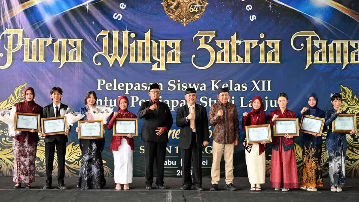 APRESIASI: Kepala SMAN 1 Glagah Abdullah bersama Anggota Komite SMAN 1 Glagah Yudi dan para siswa berprestasi pada acara Purna Widya Satria Tama Rabu (6/5). (Ramada Kusuma/Radar Banyuwangi)