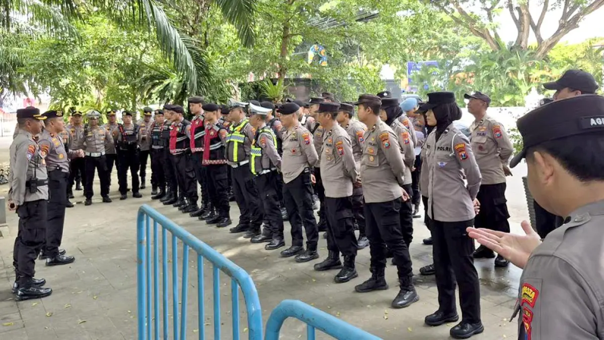 BRIFING: Aparat kepolisian melaksanakan apel di depan Taman Makam Pahlawan depan kantor Pemkab Banyuwangi sebelum berlangsung aksi demo, Rabu (6/5). (Bagus Rio/Radar Banyuwangi)
