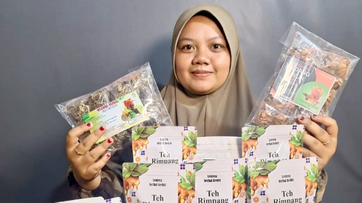 Isma Wijayanti meluncurkan produk dengan nama ‘Lentera Herbal Kediri’. (foto: BRI)
