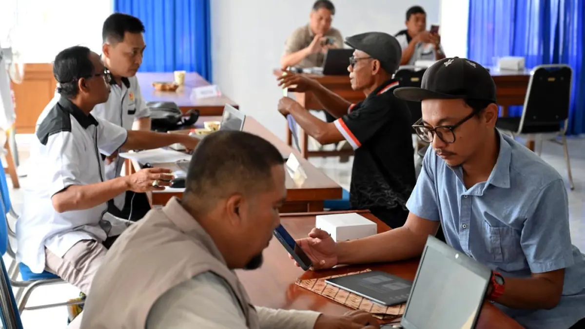 JADI ACUAN PEMBERIAN ANGGARAN: Perwakilan cabor mengikuti verifikasi di kantor KONI, Rabu (6/5). Hasil verifikasi berkas akan dijadikan KONI sebagai acuan melalukan pemberian anggaran pembinaan cabor. (Ramada Kusuma/Radar Banyuwangi)