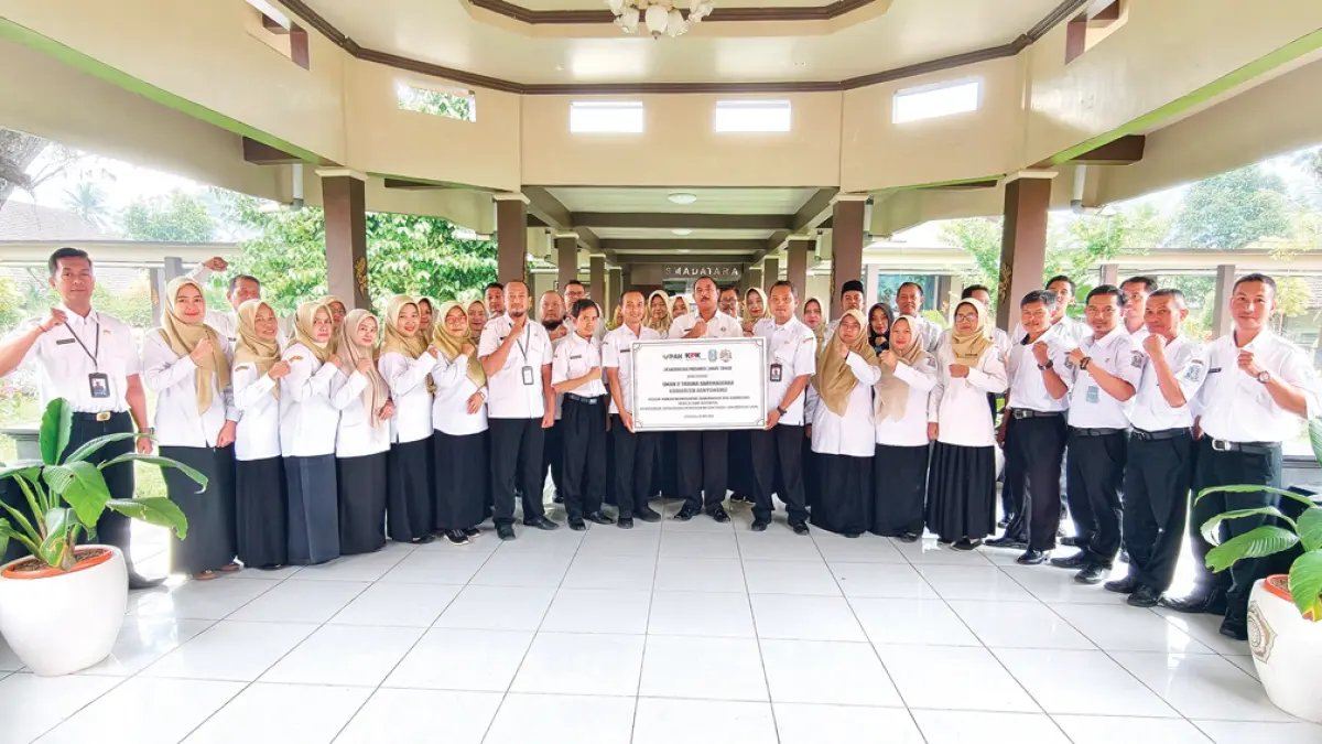 PRESTASI: Plt Kepala Smadatara I Ketut Renen bersama seluruh karyawan merayakan predikat Sekolah Berintegritas, Berkarakter, dan Berprestasi yang diberikan KPK, Rabu (6/4). (Salis Ali/Radar Banyuwangi)