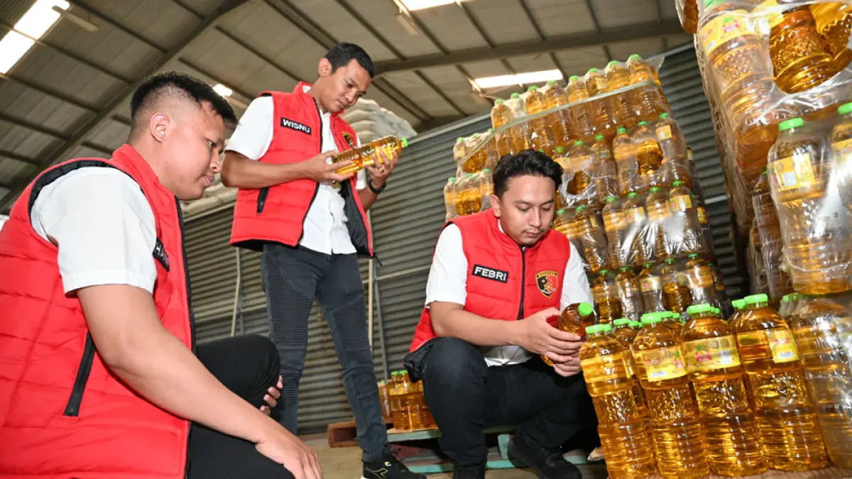 Satgas Pangan Banyuwangi melakukan sidak di Gudang Bulog Sukowidi, Kecamatan Kalipuro. (Ramada Kusuma/Radar Banyuwangi)