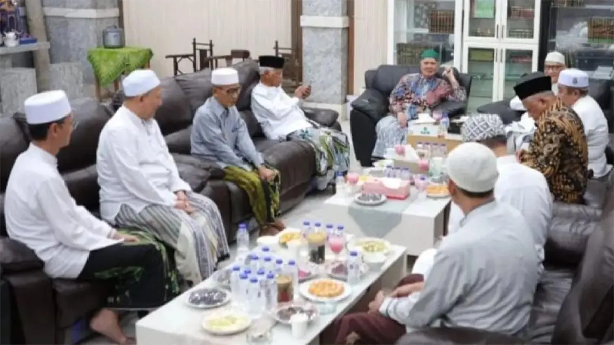Sejumlah kiai sepuh Syuriah PBNU berdiskusi di kediaman Rais Aam PBNU Miftachul Akhyar di Pondok Pesantren Miftachus Sunnah, Kedung Tarukan, Surabaya, Selasa (5/5/2026). (Antara-Dok. KH. Ahmad Tajul Mafakhir)