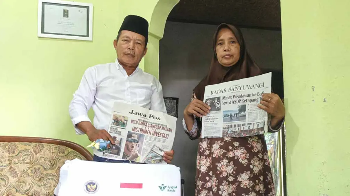 CALON JEMAAH HAJI: Budiono bersama Sri Hastutik siap berangkat haji tahun ini. Koper haji sudah diambil dari kantor Kemenhaj Banyuwangi beberapa waktu lalu. (Zamrozi Wahyu/Radar Banyuwangi)