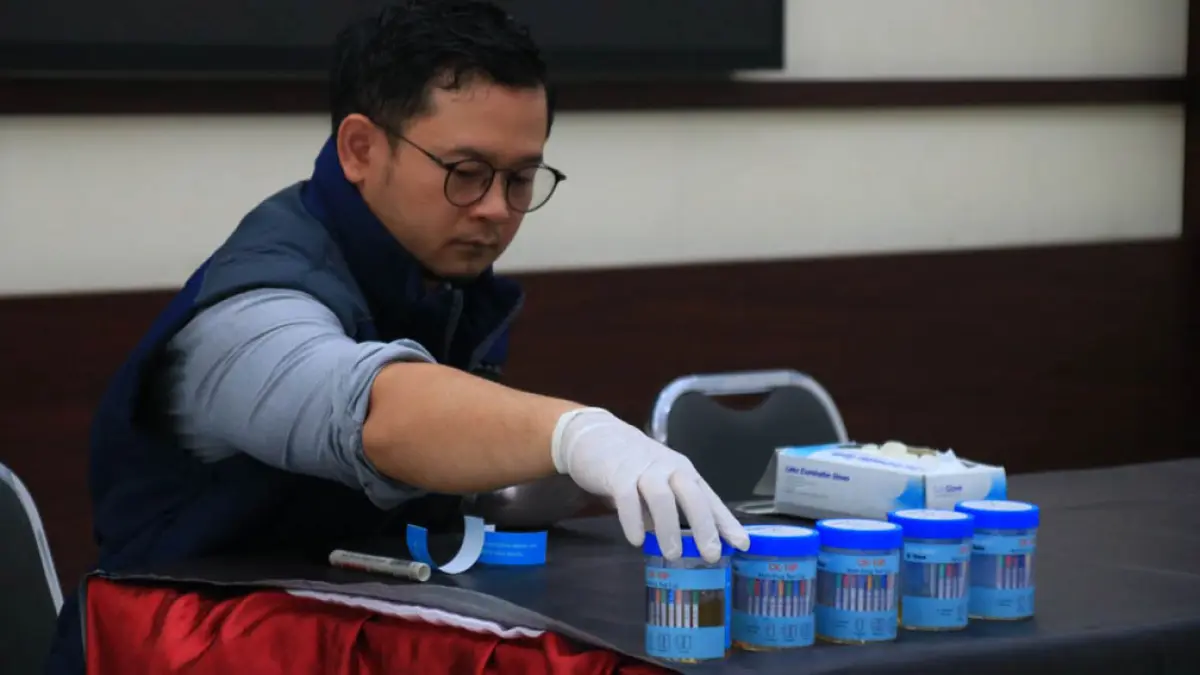 DIGELEDAH: Aparat gabungan memeriksa seluruh kamar hunian warga binaan Lapas Kelas IIA Banyuwangi, Jumat (8/5). Petugas BNNK mengumpulkan urine milik warag bianan dan pegawai Lapas. (Bagus Rio/Radar Banyuwangi)