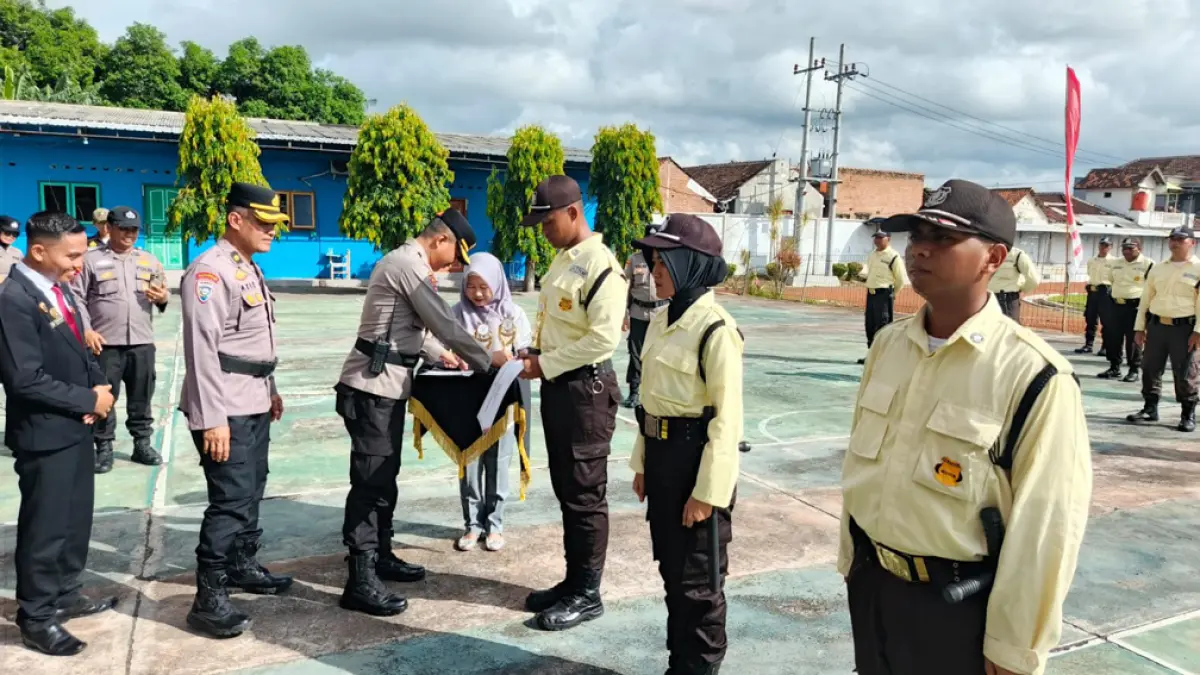 DIKUKUHKAN: Peserta Pelatihan Satpam yang berlangsung di Lapangan Universitas PGRI Banyuwangi (Uniba) Banyuwangi diikuti 30 peserta, Kamis (7/5). (Basori for Radar Banyuwangi)