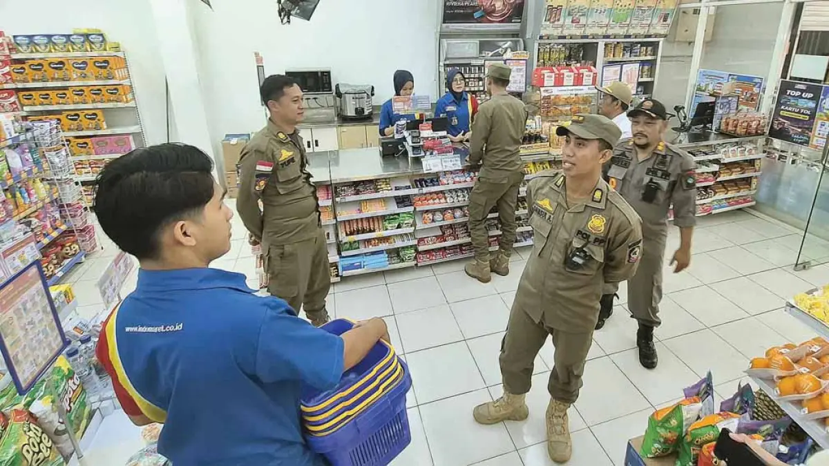 GABUNGAN: Petugas Pemerintah Kecamatan Genteng bersama Satuan Polisi Pramong Praja (Satpol PP) mulai menyosialisasikan uji coba jam operasional toko swalayan Kamis (7/5). (Salis Ali/Radar Banyuwangi)