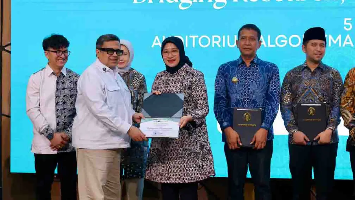 GOLD AWARD: Bupati Ipuk Fiestiandani menerima sertifikat penghargaan dari Universitas Brawijaya yang diserahkan Kepala BPJPH Haikal Hasan di Kampus UB Malang pada Selasa (5/5). (Dini for Radar Banyuwangi)