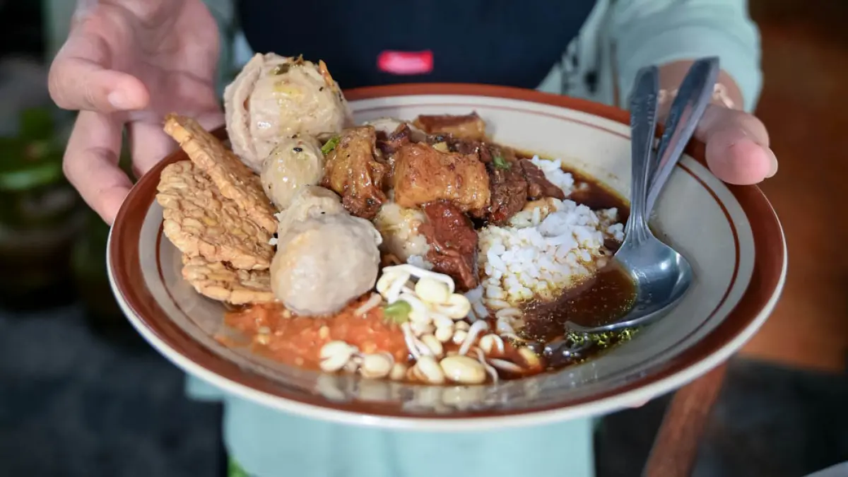 HARGA TERJANGKAU: Menu rawon bakso berisi nasi, daging sapi, pentol bakso, tempe kering, sambal, kecambah, dan kuah rawon yang menggoda selera. (Ramada Kusuma/Radar Banyuwangi)