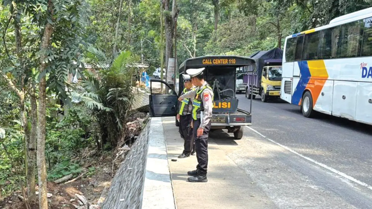 Jajaran Unit Lantas Polsek Kalibaru saat mengecek lokasi perbaikan area longsor di perbatasan Banyuwangi dan Jember di Dusun Barurejo, Desa Kalibarumanis, Kecamatan Kalibaru, Jumat (8/6). (Salis Ali/Radar Banyuwangi)