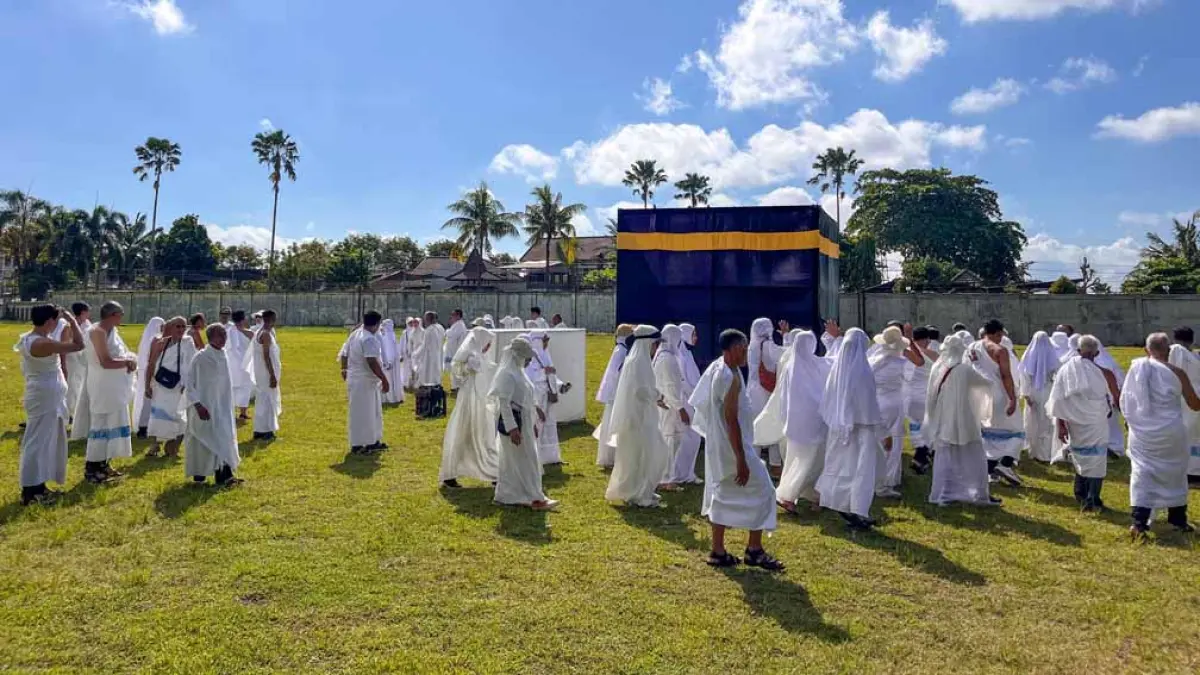 JALANI MANASIK: Jumlah CJH Banyuwangi tahun ini mengalami penambahan. Dari sebelumnya sebanyak 1.310 jemaah, kini bertambah menjadi 1.312. (Ramada Kusuma/Radar Banyuwangi)