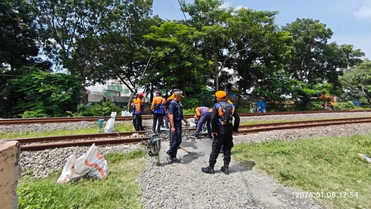 KAI Daop 8 Surabaya menutup 139 perlintasan liar hingga 2026. (KAI)