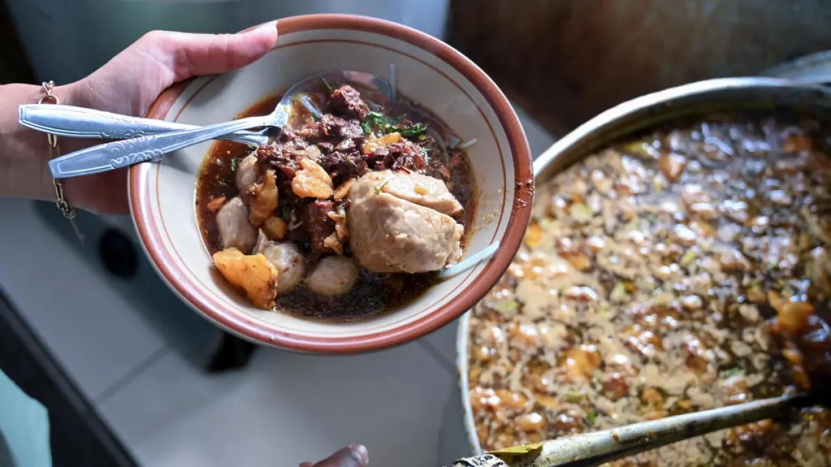 KULINER KREATIF: Jika Anda pencinta kuliber, menu rawon bakso atau bakso rawon bisa didapatkan di warung Sumber Rejeki yang terletak di Lingkungan Brak, Kelurahan Kalipuro, Banyuwangi. (Ramada Kusuma/Radar Banyuwangi)