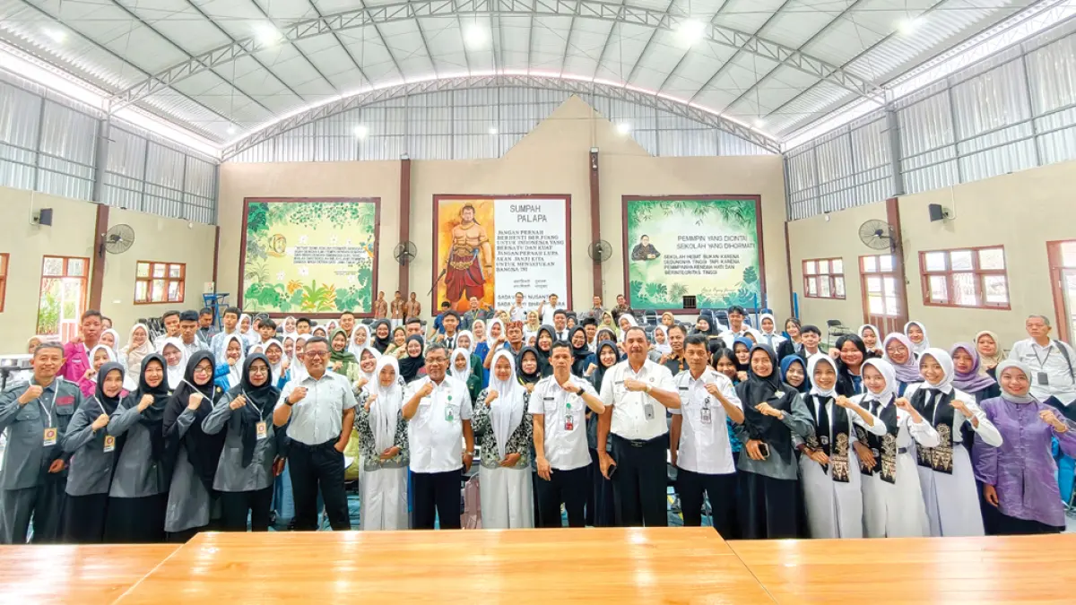LOMBA TAHUNAN: Kepala Cabang Dinas Pendidikan Jawa Timur Wilayah Banyuwangi Eko Budi Santoso bersama Plt. Kepala Smadatara I Ketut Renen setelah kegiatan Lomba Debat Bahasa Indonesia di Aula Cakrabuana Smadatara pada Rabu (6/5). (Dok. Smadatara)