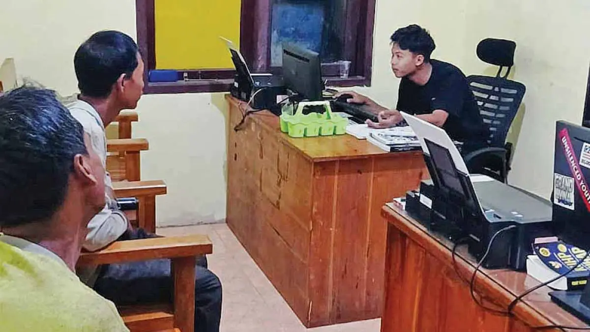 PEMERIKSAAN: Dua pelaku pembalakan liar menjalani proses pemeriksaan di Mapolsek Bangorejo, Kamis (7/5). (Edi Sulistiyono for Radar Banyuwangi)