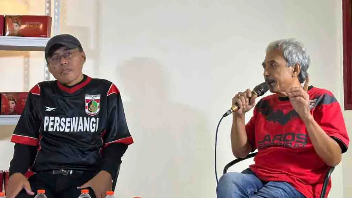 GESAH: Diskusi 90 Menit Banyuwangi dengan tema “Persewangi Milik Siapa” digelar dengan menghadirkan mantan Ketua Suporter Laros Jenggirat Ahmad Mustain dan Manajer Persewangi periode 2001-2007 Iwan Rudiyanto di Café Galgok pada Rabu malam (6/5). (Fredy Rizki/Radar Banyuwangi)