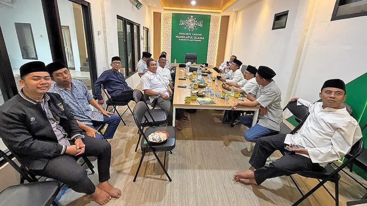 RAPAT PERSIAPAN: Panitia teknis menggelar rapat persiapan Muskercab di Kantor PCNU Banyuwangi, tiga hari lalu. (Syaifuddin M/Radar Banyuwangi)