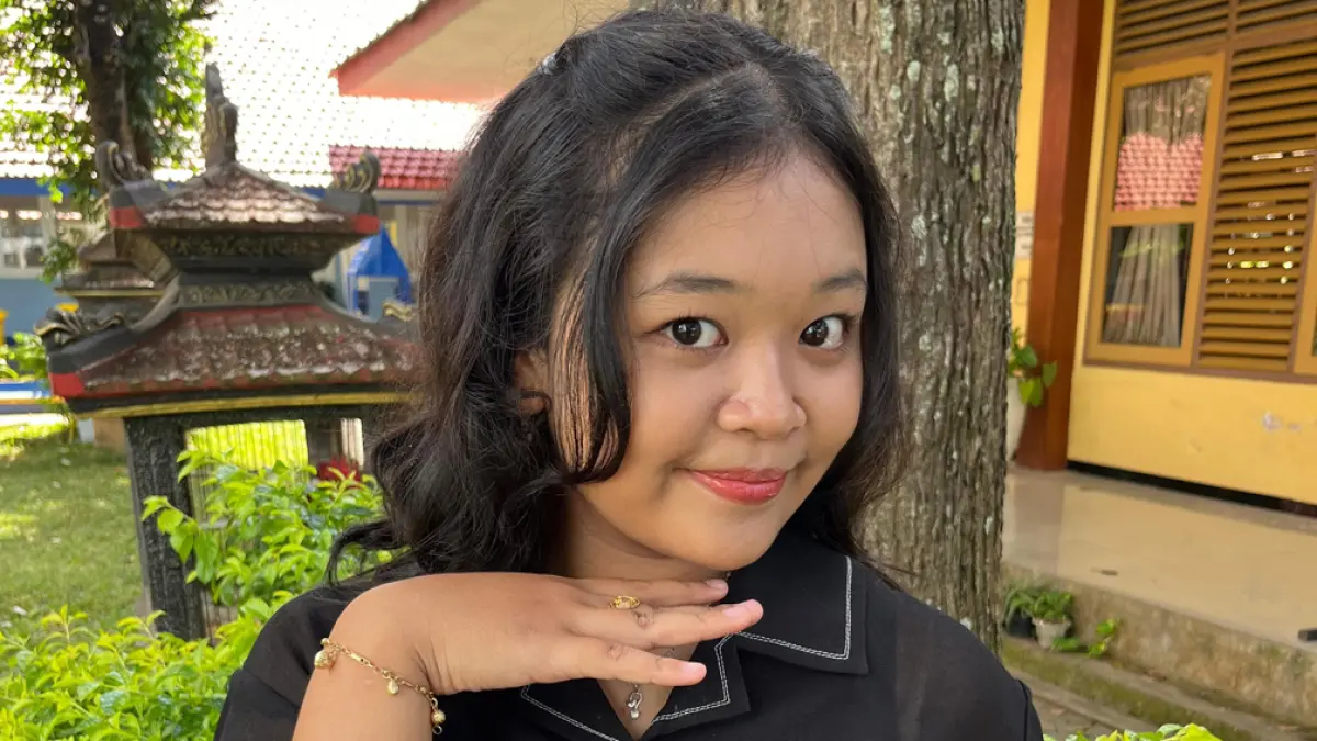 Siswi SMAN 1 Glagah Nala Kencana Wirabumi lolos SNBP UGM jurusan Bahasa dan Sastra Indonesia berkat prestasi vokal nasional.
