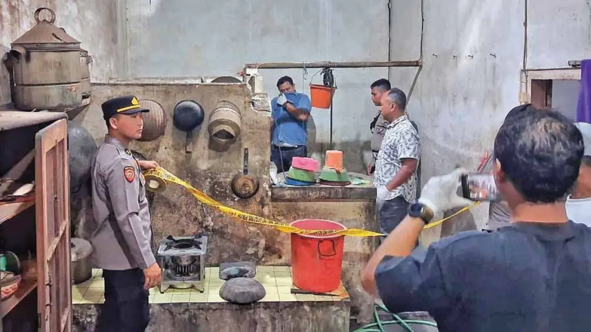 TKP: Jajaran Unit Reskrim Polsek Genteng mengevakuasi jenazah warga Dusun Kopen, Desa Genteng Kulon, Kecamatan Genteng, Kamis pagi (7/5). (Polsek Genteng for Radar Banyuwangi)