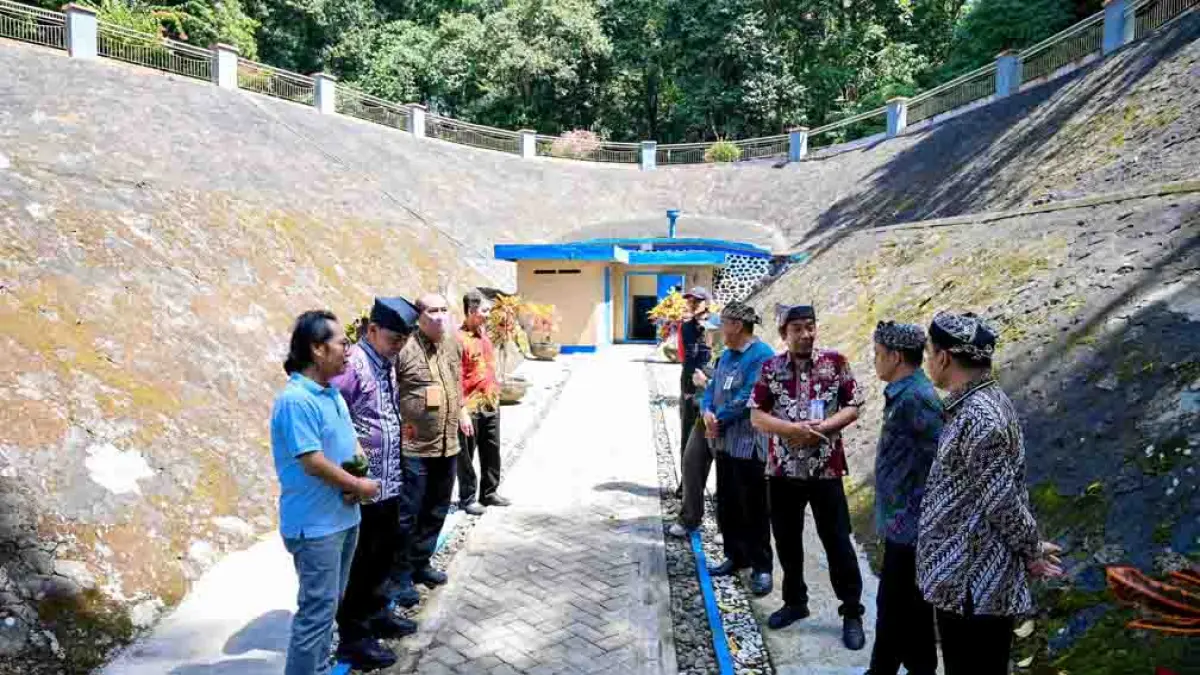 TURUN KE LOKASI: Tim inovasi Wisesa Sikadi melakukan survei di Sumber Air Gedor, Kelurahan Gombengsari yang akan menjadi pusat edukasi wisata sumber air, Kamis (7/5). (Ramada Kusuma/Radar Banyuwangi)