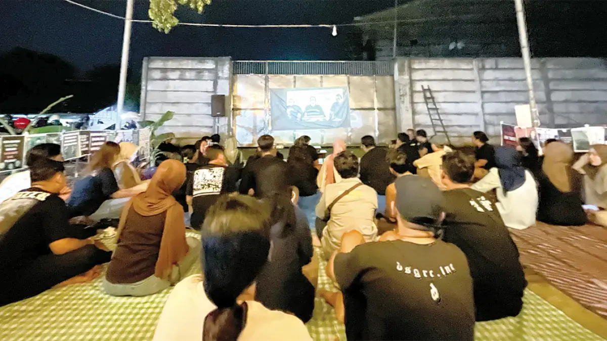 NOBAR DAN DISKUSI: AJI Bojonegoro dan Masyarakat sipil Bojonegoro nobar film Pesta Babi karya sutradara Cypri Paju Dale dan Dandhy Laksono, merekam realita perjuangan masyarakat adat di selatan Papua berhadapan dengan PSN. (YANA DWI KURNIYA WATI/RADAR BOJONEGORO)
