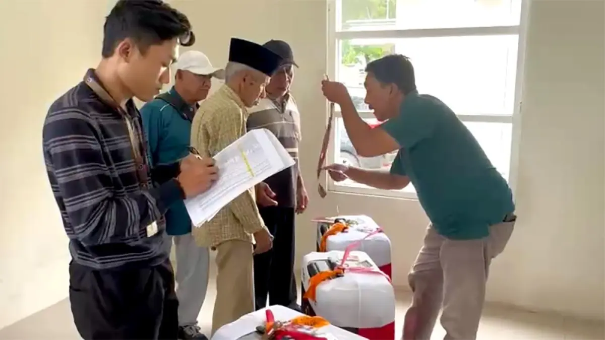 Hari pertama pengumpulan koper haji di Kemenhaj Banyuwangi dipadati jemaah. Total 1.312 CJH siap diberangkatkan ke Tanah Suci. (Ramada Kusuma/Radar Banyuwangi)