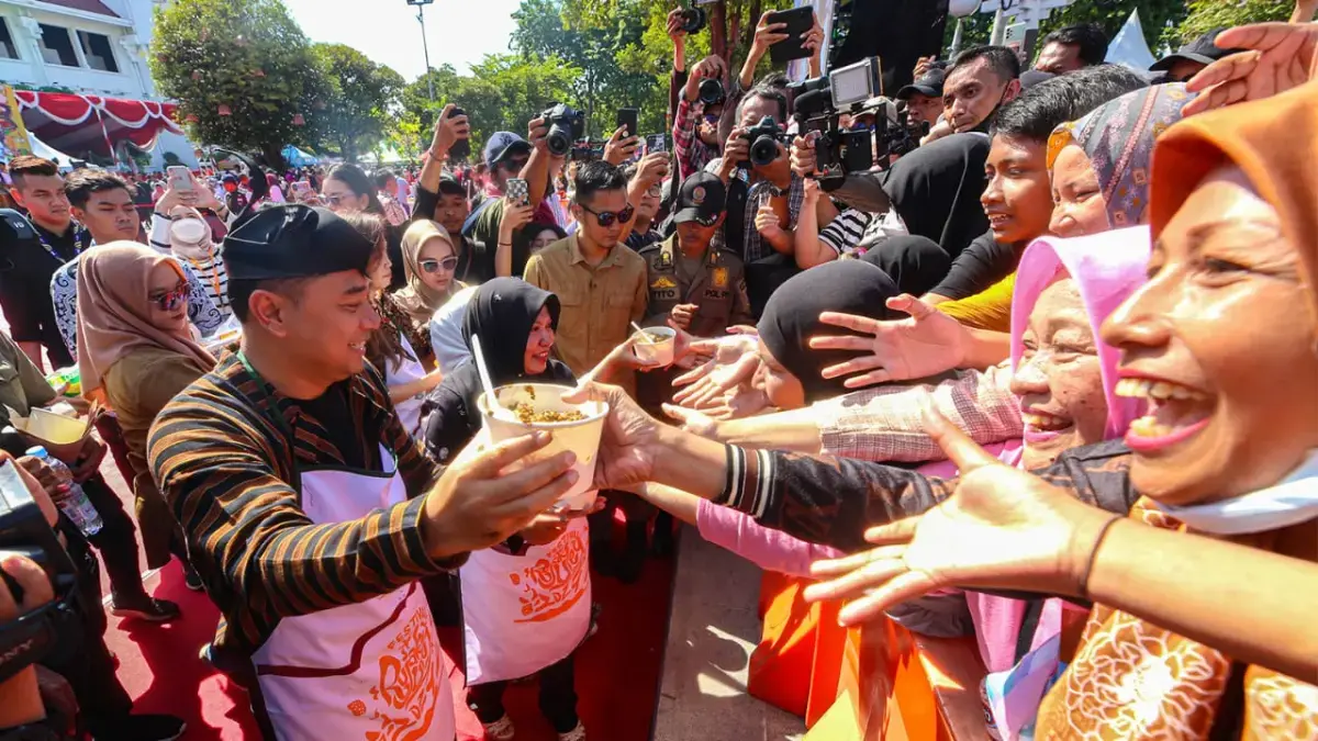 Kemeriahan festival rujak uleg 2025 yang digelar setiap bulan Mei dan masuk dalam rangkaian HJKS. (Humas Pemkot Surabaya)
