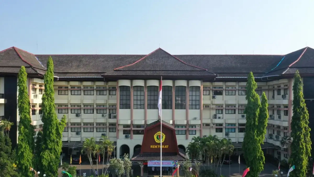 Nampak Gedung Rektorat Unram terlihat asri dari depan. Unram klarifikasi pembubaran nobar film Pesta Babi demi ketertiban kampus. (Lombok Post)