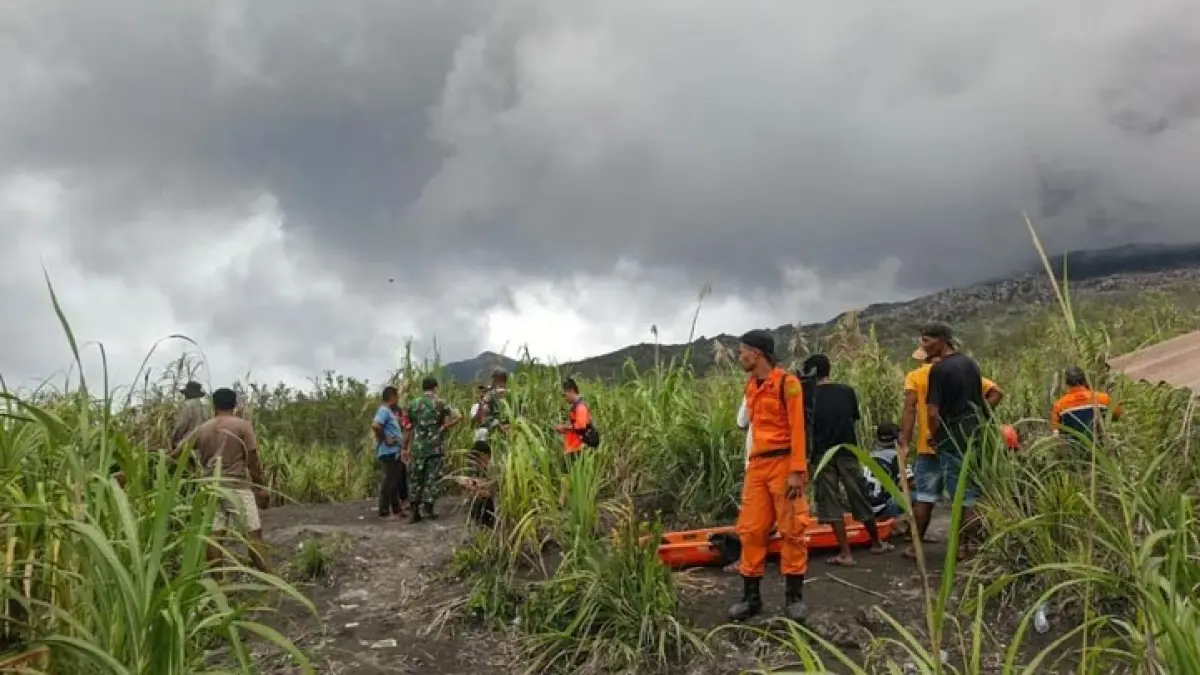 Proses evakuasi pendaki Gunung Dukono Maluku Utara (ANTARA/HO-SAR Ternate)