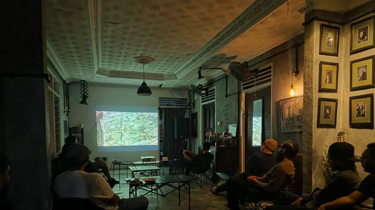 RUANG DIALEKTIKA: Suasana nonton bareng film 