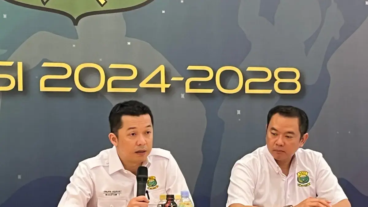 Wakil Ketua Umum (Waketum) PBSI, Taufik Hidayat (kiri) saat jumpa pers di Jakarta. (Andika Rachmansyah/JawaPos.com)
