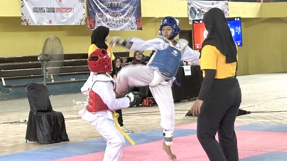 ADU TENDANG: Dua atlet taekwondo bertanding di Kejurkab Banyuwangi 2026. (Fredy Rizki/Radar Banyuwangi)