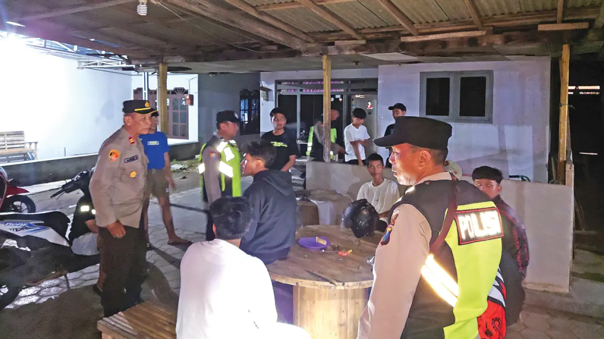 BERKUMPUL: Anggota Polsek Purwoharjo mendatangi dan memberi imbauan kepada kelompok pemuda yang masih nongkrong pada pukul 02.00, Minggu (10/5). (Agus Suhartono for Radar Banyuwangi)