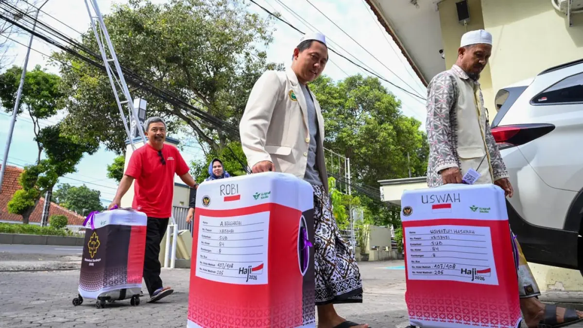 Calon jemaah haji mengumpulkan koper haji di Kantor Kemenhaj Banyuwangi, Sabtu (9/5). (Ramada Kusuma/Radar Banyuwangi)