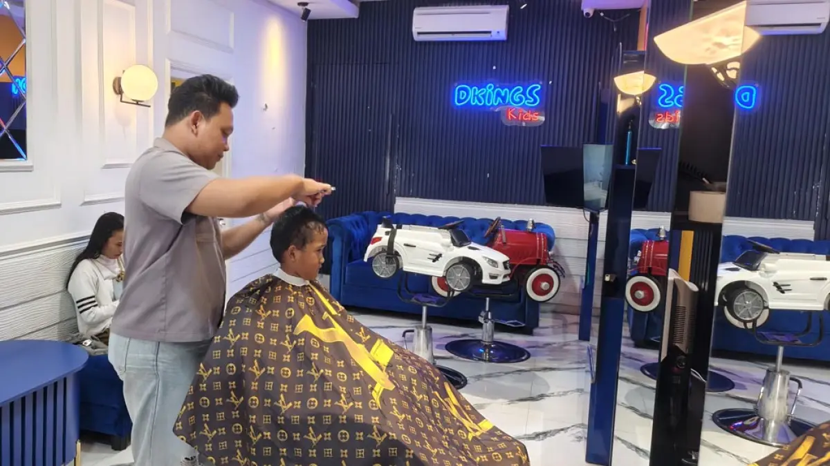 DISIAPKAN KORAN: Dkings Barbershop yang beralamat di Jalan Adi Sucipto, Kelurahan Sobo mengedepankan pelayanan sebagai nilai jual utama kepada pelanggan. (Ramada Kusuma/Radar Banyuwangi)