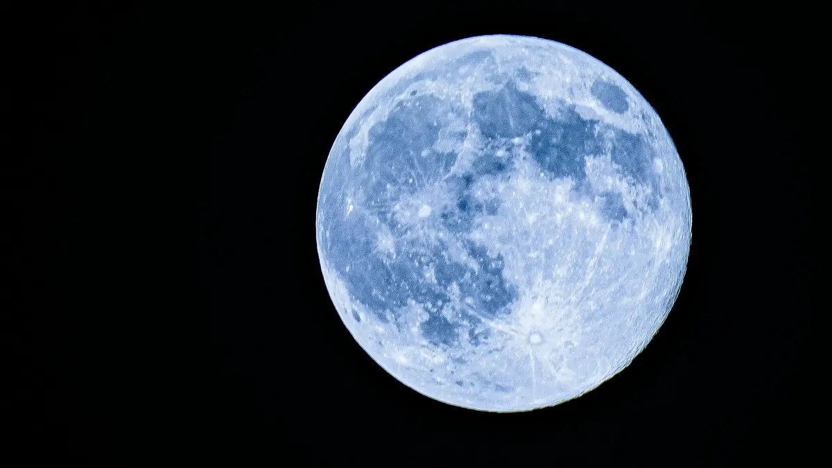 Fenomena langka Blue Moon diprediksi muncul pada 31 Mei 2026 dan dapat diamati dari Indonesia. (Pexels/Nikola Tomašić)