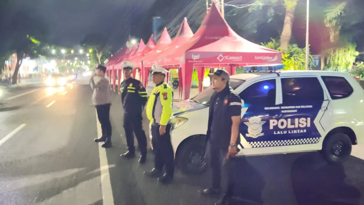 JAGA KAMTIBMAS: Personel Polresta Banyuwangi melakukan patroli di sejumlah titik di wilayah Kota Banyuwangi dan sekitarnya mulai Sabtu malam (9/5) hingga Minggu dini hari (10/5). (Satlantas Polresta Banyuwangi)