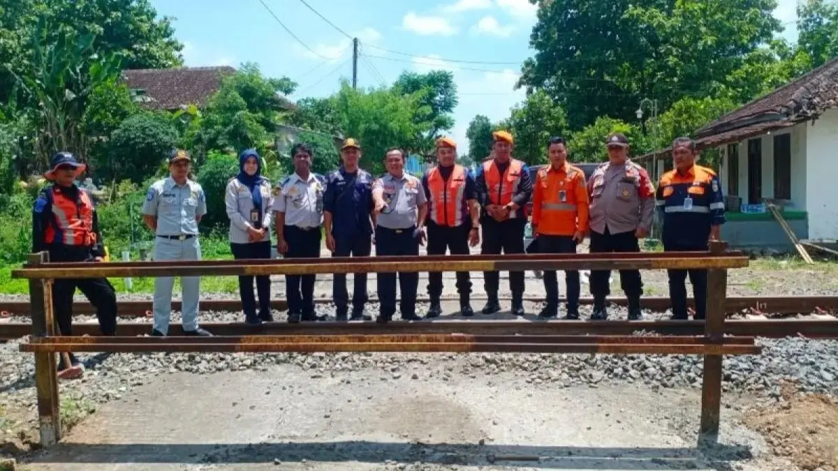 KAI bersama DJKA Kemenhub mempercepat penutupan dan penyempitan perlintasan liar di berbagai daerah usai insiden Bekasi Timur. (Antara)