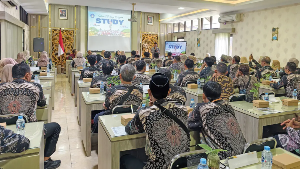 KUNJUNGAN: Rombongan SMAN Taruna Nala Malang, saat melakukan studi tiru ke Smadatara Genteng pada Sabtu (9/5). (Salis Ali/Radar Banyuwangi)