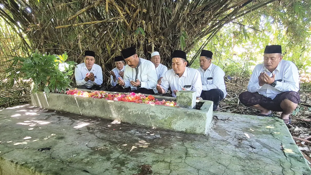 MENGHORMATI PENDAHULU: Perangkat Desa Wringinrejo saat ziarah kubur leluhur dalam rangkaian bersih desa pada Kamis (7/5). (Salis Ali/Radar Banyuwangi)