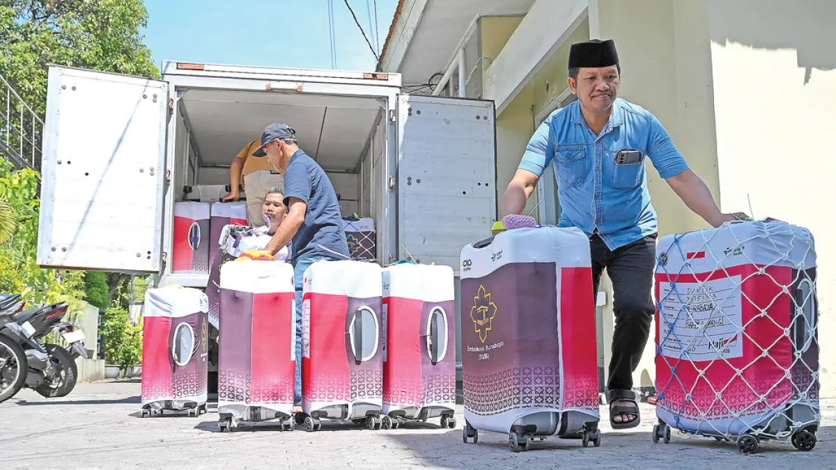 PERSIAPAN BERANGKAT: Koper CJH dikumpulkan di kantor Kemenhaj Banyuwangi pada Sabtu (9/5). (Ramada Kusuma/Radar Banyuwangi)