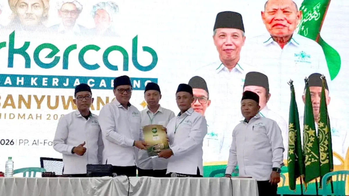 SIDANG PLENO: Koordinator komisi A menyerahkan hasil sidang komisi kepada pimpinan sidang pleno dalam Muskercab PCNU di Ponpes Al Falah, Purwoharjo, Sabtu (9/5). (Syaifuddin Mahmud/Radar Banyuwangi)