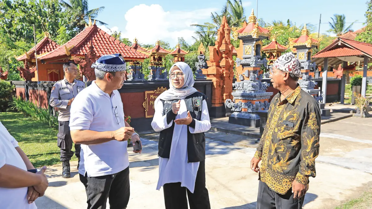 TOLERANSI: Bupati Ipuk Fiestiandani saat mengunjungi Dusun Patoman Tengah, Desa Patoman, Kecamatan Blimbingsari dalam rangkaian Bunga Desa pada Kamis lalu (7/5). (Dini for Radar Banyuwangi)