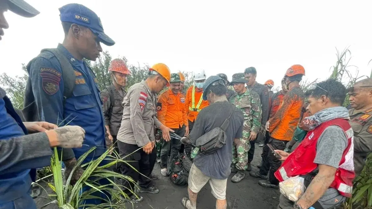 Dua pendaki asal Singapura ditemukan meninggal dunia akibat erupsi Gunung Dukono, Halmahera Utara. (Antara)