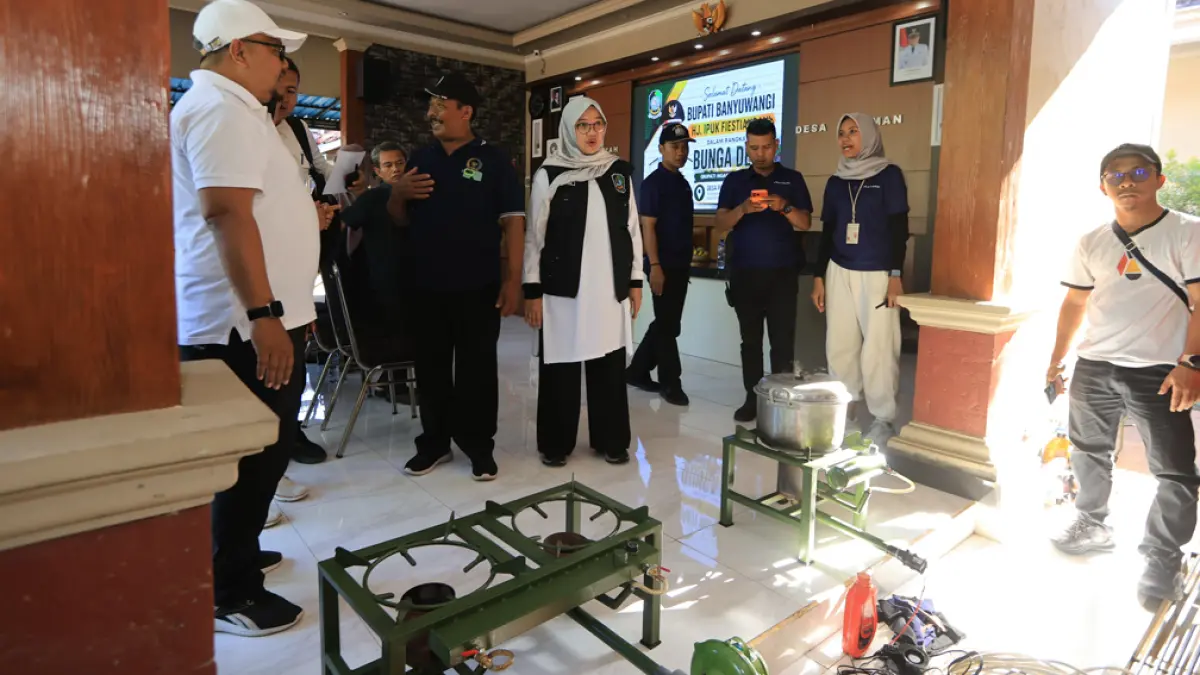 INOVATIF: Bupati Ipuk Fiestiandani melihat langsung kompor berbahn bakar oli bekas atau jelantah inovasi siswa SMK Gajah Mada dalam rangkaian Bunga Desa di Patoman, Kecamatan Blimbingsari, pekan lalu (7/5). (DINI for Radar Banyuwangi)