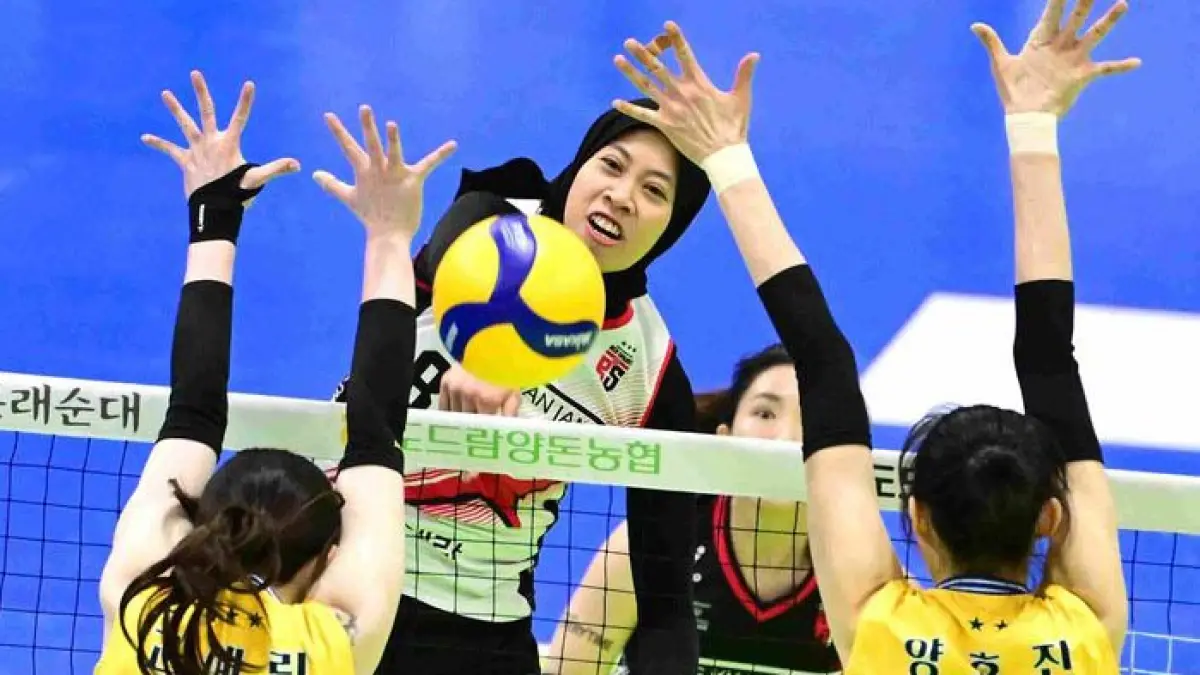 Megawati Hangestri Pertiwi saat berseragam Daejeon JungKwanJang Red Sparks. Dia melepaskan spike yang dijaga dua middle blocker Suwon Hyundai E&C Hillstate. Megatron mendekati dikontrak Suwon Hyundai. (KOVO)