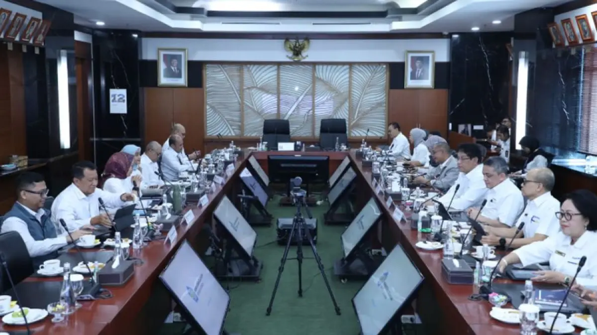 Menpan-RB Rini Widyantini rapat bersama Menkeu Purbaya Yudhi Sadewa, di Jakarta, Senin (29/12/2025). (Menpan-RB)