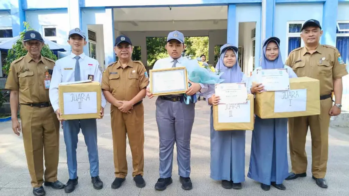 PARA JUARA: Kepala SMAN 1 Glagah Abdullah bersama Yusril Ihsan Adinatanegara (tengah) dan tiga siswa peraih prestasi pada momentum Hardiknas. (Toha/Radar Banyuwangi)
